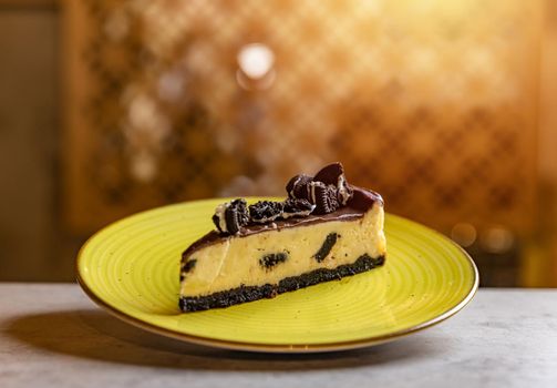 Creamy cheesecake with chocolate cookies 