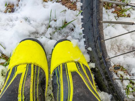 Winter mtb shoes with insulation and protection against ice and water. Extreme biking